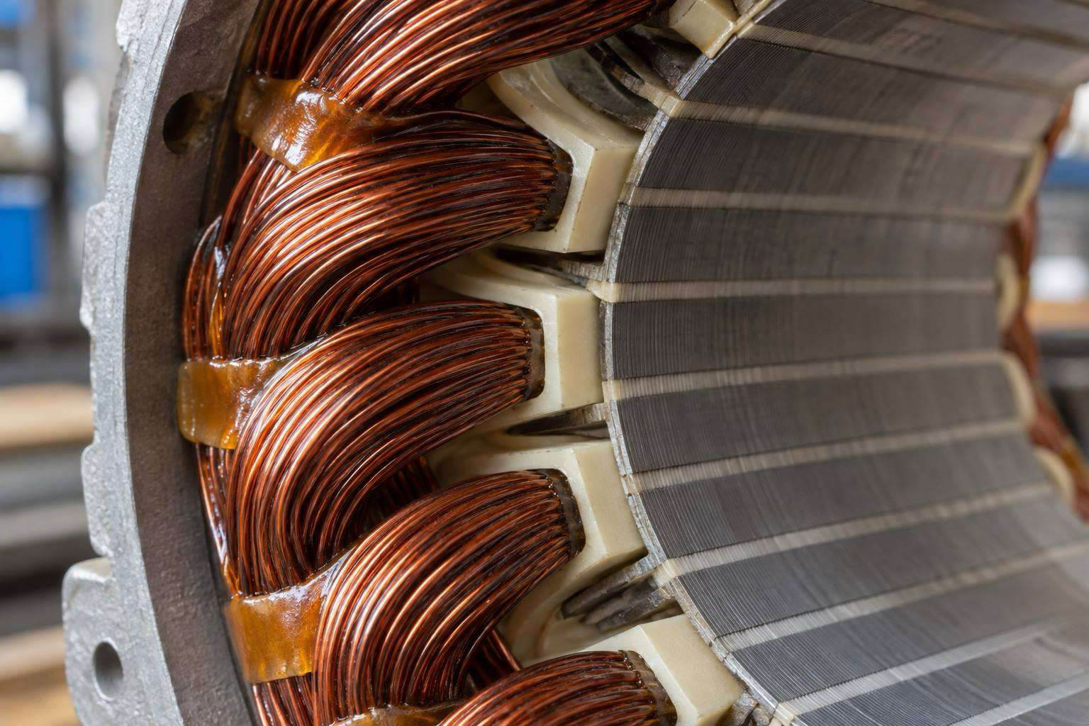 elektromotoren-wicklungen-aufbau Schema eines Statorsegments: Dichtring, Wicklung mit Fixierklebstoff, Blechpaket und Gehäuse mit Wärmeleitpaste – für eine sichere, wirtschaftliche und technisch durchdachte Anwendung in der Elektromotorenfertigung.