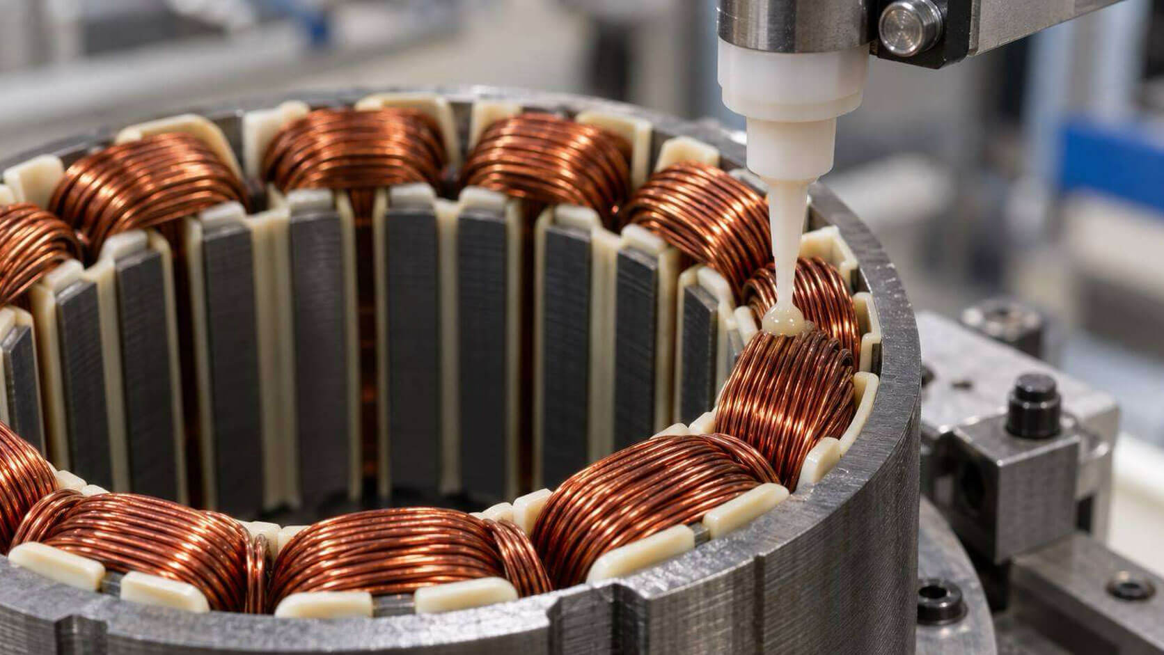 elektromotoren-wicklungen-image Nahaufnahme einer Elektromotor-Anwendung: Eine Dosierdüse bringt präzise eine beige Verguss- oder Klebmasse auf die sauber gewickelten Kupferspulen eines runden Stators auf.