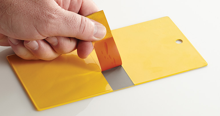 Pulverlackierte Oberfläche mit Klebeband abdecken