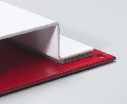 Pulverlackierte Bauteile mit doppelseitigem Klebeband verklebt