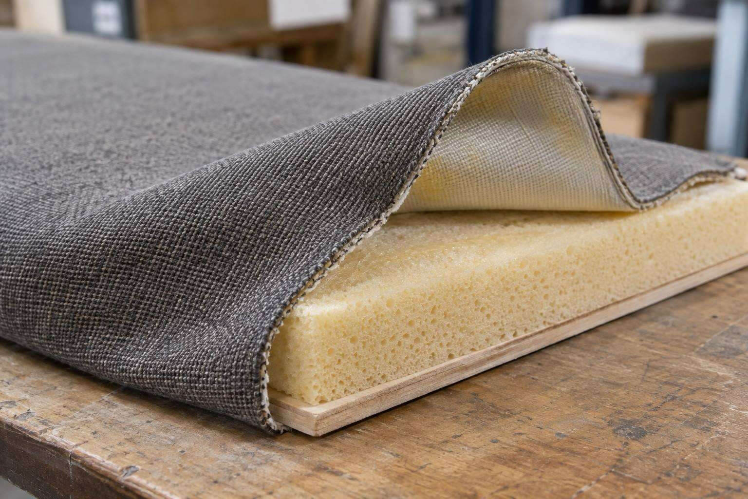 Schaumstoff-kleben-Aufbau Textil-Schaum auf einer Trägerplatte: Dekorstoff, Sprühklebstoff, Schaumstoff, Trägerplatte