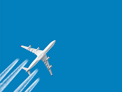 Flugzeug im blauen Himmel