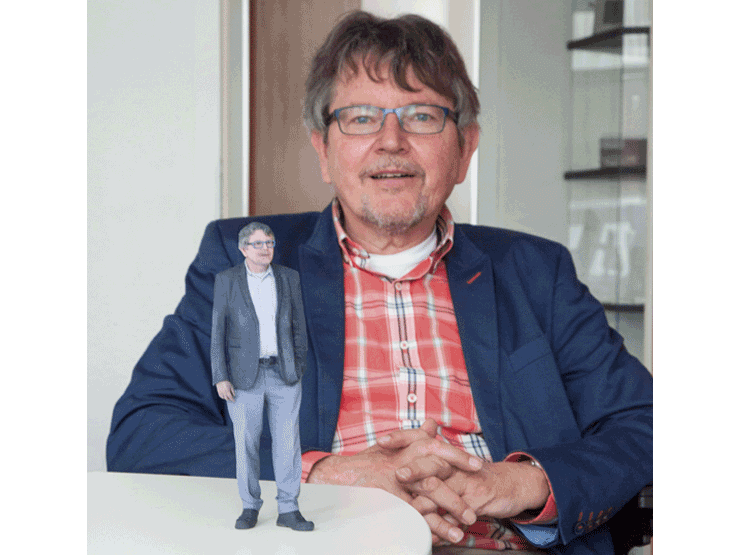 Ehemaliger tewipack Mitarbeiter Claus Rominiger mit Mini Me Figur