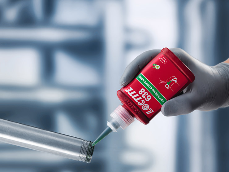 Loctite® 638 in 50 ml Flasche wird auf Rohrgewinde aufgetragen.