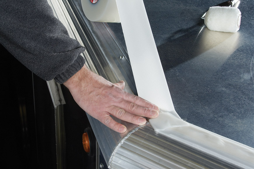 Abdichten eines Lkws mit Hochleistungs-Dichtband Abdichten eines Lkws mit Hochleistungs-Dichtband