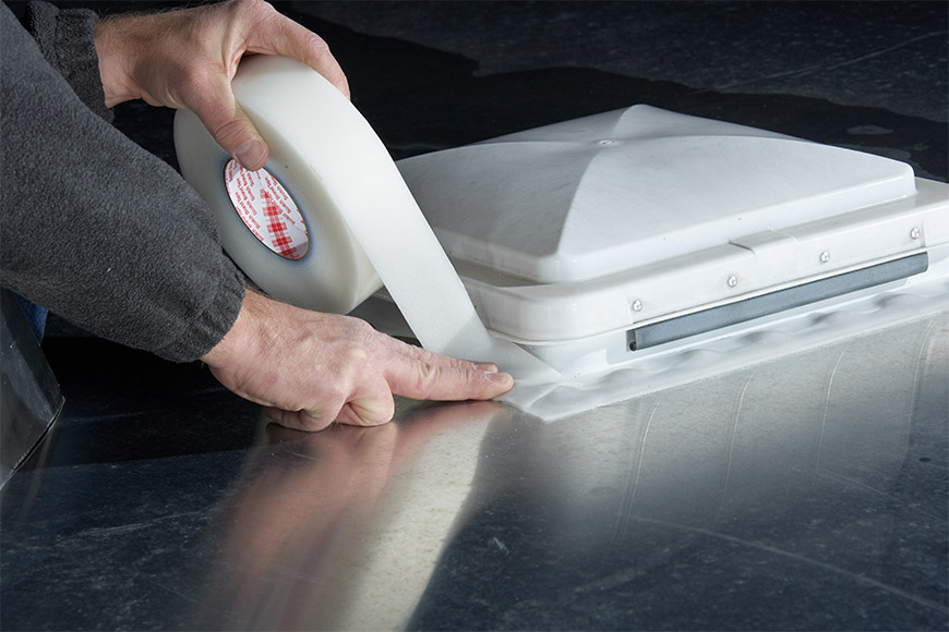 Abdichten eines Oberlichts mit Hochleistungs-Dichtband Abdichten eines Oberlichts mit Hochleistungs-Dichtband