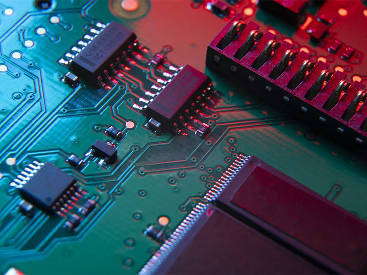 DOW Leitfähige Verbundstofflösungen für das Wärmemanagement Nahaufnahme einer Leiterplatte (PCB) mit elektronischen Bauteilen und leitfähigen Verbindungen.