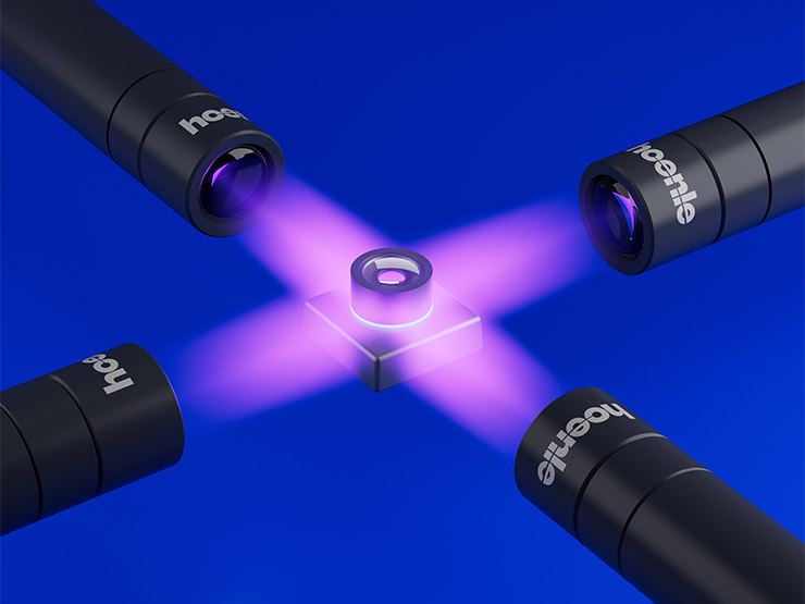 Neue kompakte LED-Köpfe von Hoenle Adhesives Mehrere kompakte, zylindrische LED‑UV‑Köpfe des bluepoint LED eco von Hoenle, die nebeneinander angeordnet sind und zur Bestrahlung bei industriellen Aushärtungsprozessen wie dem Active Alignment eingesetzt werden können.