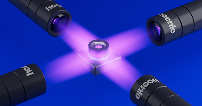 Mehrere kompakte, zylindrische LED‑UV‑Köpfe des bluepoint LED eco von Hoenle, die nebeneinander angeordnet sind und zur Bestrahlung bei industriellen Aushärtungsprozessen wie dem Active Alignment eingesetzt werden können.