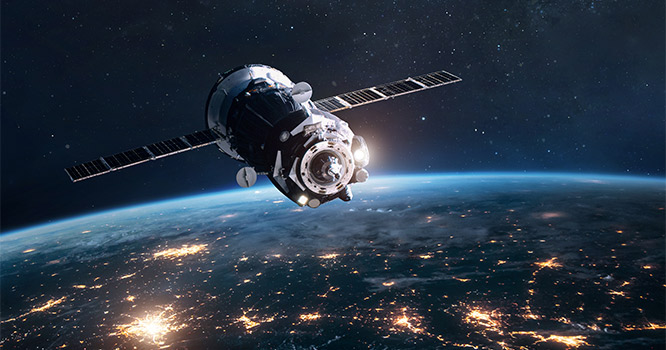 Satellit im Weltraum über der Erde