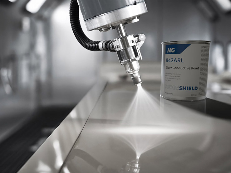 Automatisierter Auftrag von MG Chemicals® 842ARL SUPER SHIELD™ Silberleitlack zur EMI-Abschirmung Robotergestütztes Sprühverfahren mit MG Chemicals® 842ARL SUPER SHIELD™ Silberleitlack für die leitfähige Beschichtung und elektromagnetische Abschirmung (EMI/RFI) von Elektronikgehäusen und Industriebauteilen.