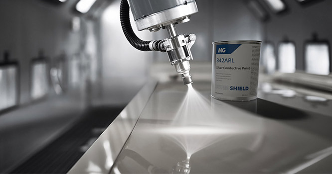 Robotergestütztes Sprühverfahren mit MG Chemicals® 842ARL SUPER SHIELD™ Silberleitlack für die leitfähige Beschichtung und elektromagnetische Abschirmung (EMI/RFI) von Elektronikgehäusen und Industriebauteilen.