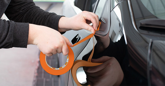 3M™ Automotive Abdeckband 211E beim Abkleben eines Fahrzeugteils